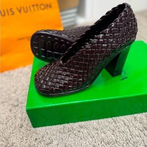 BOTTEGA VENETA LEATHER SHOES
COLOR BURGUNDY 
SIZE :7.5
NEVER USED